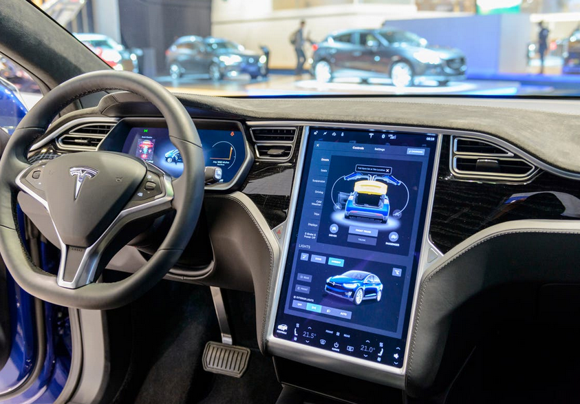 السيارات الذاتية القيادة tesla